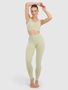 4F Legginsy do jogi i pilatesu bezszwowe damskie - zielone M/L. Zielone legginsy 4f, bez wzorów, z materiału, z podwyższonym stanem. Za 149,99 zł.