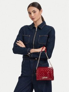 Guess Torebka J6YZ07 W3001 Czerwony. Czerwone listonoszki Guess, z aplikacjami, ze skóry, bez dodatków. Za 199,99 zł.