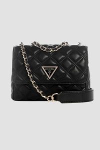 GUESS Czarna torebka damska Giully II Mini. Czarne torebki klasyczne Guess, z aplikacjami, ze skóry ekologicznej, na ramię, bez dodatków. W wyprzedaży za 475,99 zł.