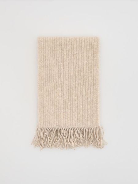 Prążkowany szalik z frędzlami - kremowy. Białe szaliki Reserved, bez wzorów, prążkowane. Za 69,99 zł.