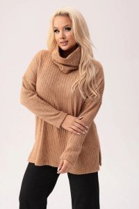 Musztardowy sweterek Bianka - uniwersalny i stylowy z możliwością noszenia jako bluzka lub golf PLUS SIZE XXL. Bluzki Moda Size Plus Iwanek, bez wzorów, z elastanu. W wyprzedaży za 159,90 zł.