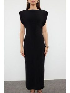 Trendyol Sukienka w kolorze czarnym rozmiar: XL. Czarne sukienki Trendyol, xl, bez wzorów, bez kołnierzyka, bez ramiączek, maxi. Za 85,95 zł.
