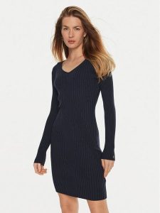 Guess Sukienka dzianinowa Isabella W4BK07 Z3HP2 Granatowy Slim Fit. Niebieskie sukienki Guess, xl, z aplikacjami, z dzianiny, bez kołnierzyka, bez ramiączek. Za 299,99 zł.