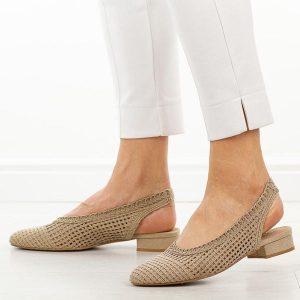 Beżowe przewiewne baleriny damskie T.Sokolski 147. Brązowe balerinki Sokolski, w ażurowe wzory, z jeansu, bez obcasa, na obcasie, bez zapięcia. W wyprzedaży za 157,52 zł.