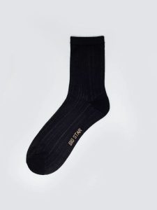 Skarpety damskie ażurowe z wizkozy czarne Holy 906. Czarne skarpetki Big Star, w ażurowe wzory, z wiskozy. Za 19,99 zł.