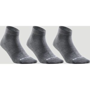 Skarpety sportowe RS160 mid 3 pary. Szare skarpetki ARTENGO, bez wzorów, z bawełny. Za 34,99 zł.