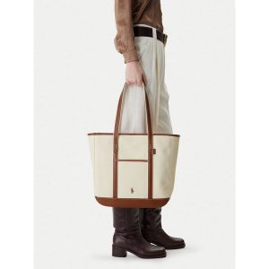 Torebka Polo Ralph Lauren. Białe shopper bag Polo Ralph Lauren, bez wzorów, bez dodatków. Za 799,99 zł.