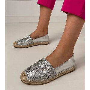 Srebrne espadryle ażurowe na platformie srebrny. Szare espadryle w ażurowe wzory, z materiału, bez obcasa, na platformie. Za 81,09 zł.