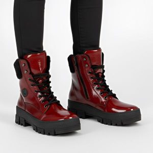 Botki damskie Rieker, futerko w środku i na płaskim obcasie zapinane na zamek, czerwone, Y0220-33. Czerwone botki Rieker, na zimę, bez wzorów, z futra, bez obcasa, na płaskiej podeszwie, bez zapięcia. Za 339,99 zł.