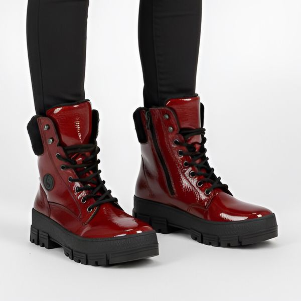 Botki damskie Rieker, futerko w środku i na płaskim obcasie zapinane na zamek, czerwone, Y0220-33. Czerwone botki Rieker, na zimę, bez wzorów, z futra, bez obcasa, na płaskiej podeszwie, bez zapięcia. Za 319,00 zł.