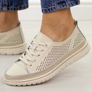 Beżowe ażurowe skórzane półbuty damskie Jezzi 8704. Brązowe półbuty Jezzi, na jesień, w ażurowe wzory, z jeansu, z okrągłym noskiem, bez obcasa, na płaskiej podeszwie, bez zapięcia. Za 229,00 zł.