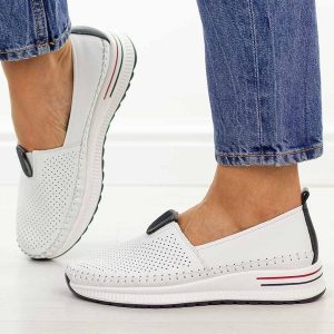 Białe ażurowe skórzane półbuty damskie Cambell 07342. Białe półbuty Cambell, na jesień, w ażurowe wzory, z jeansu, z okrągłym noskiem, bez obcasa, na płaskiej podeszwie, bez zapięcia. Za 219,00 zł.