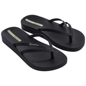 Japonki Ipanema Bossa Soft V Fem 82840-20766 czarne. Czarne klapki bez wzorów, z gumy, bez obcasa, na obcasie. W wyprzedaży za 128,09 zł.
