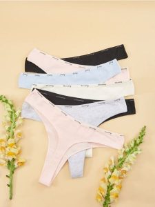 Bawełniane stringi 7 pack - wielobarwny. Stringi Sinsay, bez wzorów, z bawełny. Za 35,99 zł.