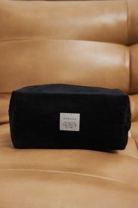 Kosmetyczka ze sztruksu w kolorze CZARNYM -TRAVEL medium size-DUŻY. Czarne kosmetyczki Marsala, bez wzorów, z bawełny. Za 89,90 zł.