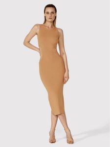Simple Sukienka letnia SUD015 Brązowy Slim Fit. Brązowe kombinezony Simple, na lato, l, bez wzorów, z syntetyku, bez kołnierzyka, bez ramiączek. Za 399,99 zł.