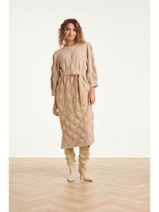 Smashed Lemon Sukienka dzianinowa w kolorze beżowym rozmiar: S. Brązowe sukienki Smashed Lemon, na co dzień, s, bez wzorów, z dzianiny, bez kołnierzyka, bez ramiączek, midi, proste. Za 165,99 zł.