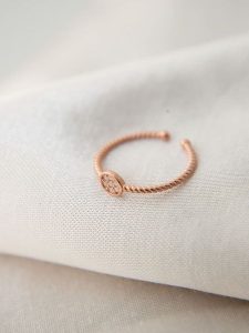 Lodie Silver Srebrny pierścionek z cyrkoniami rozmiar: onesize. Szare pierścionki Lodie Silver, z cyrkonią, srebrne. Za 37,45 zł.