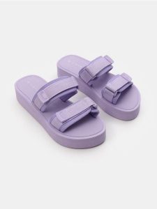 Klapki na platformie z materiałowymi paskami na rzep - fioletowy. Fioletowe klapki Sinsay, bez wzorów, z materiału, bez obcasa, na platformie. Za 39,99 zł.