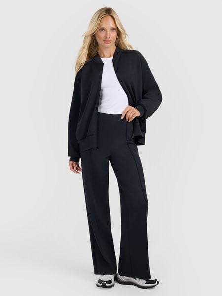 4F Spodnie dresowe z prostymi nogawkami damskie - czarne S. Czarne spodnie dresowe 4f, s, bez wzorów, z dresówki. W wyprzedaży za 159,99 zł.