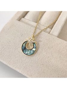 Nakkash Pozłacany naszyjnik z zawieszką - dł. 42 cm rozmiar: onesize. Żółte naszyjniki Nakkash, z cyrkonią, pozłacane. Za 74,46 zł.