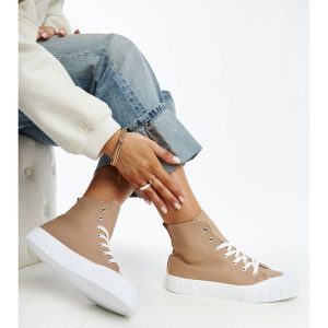 Brązowe wysokie trampki Vinka. Brązowe trampki bez wzorów, z gumy, bez zapięcia. Za 81,83 zł.