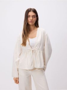 Jeansowa marynarka z wiązaniem - złamana biel. Marynarki i żakiety Reserved, l, bez wzorów, z bawełny. Za 139,99 zł.