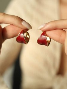 Pierres delicates Pozłacane kolczyki-wkrętki z masą perłową rozmiar: onesize. Czerwone kolczyki Pierres delicates, z perłą, pozłacane. Za 43,99 zł.