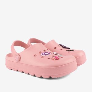 Klapki damskie Coqui. Czerwone klapki Coqui, bez wzorów, bez obcasa. Za 137,99 zł.