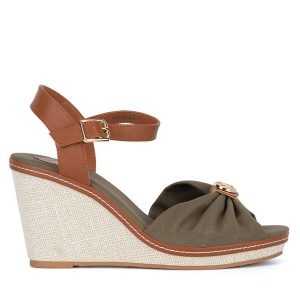 Sandały Beverly Hills Polo Club. Brązowe sandały Beverly Hills Polo Club, bez wzorów, bez obcasa, na koturnie, bez zapięcia. Za 179,99 zł.