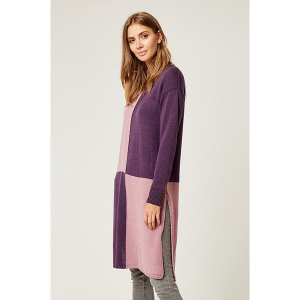 Sweter w kolorze fioletowo-jasnoróżowym. Czerwone swetry klasyczne marki SCUI, z okrągłym kołnierzem. W wyprzedaży za 149,95 zł.