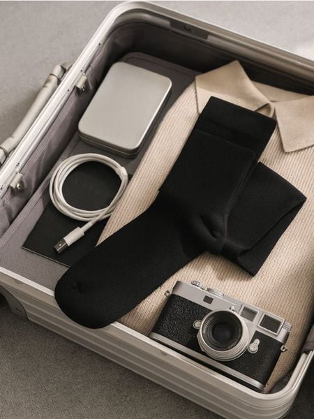 Skarpety uciskowe do podróży - czarny. Czarne skarpetki Sinsay, bez wzorów. Za 12,99 zł.