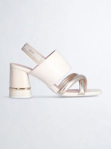 Liu Jo Sandały w kolorze białym na obcasie rozmiar: 37. Białe sandały Liu Jo, bez wzorów, z materiału, z otwartym noskiem, bez obcasa, na koturnie, bez zapięcia. Za 391,45 zł.