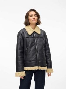 Vero Moda Kurtka przejściowa w kolorze czarnym rozmiar: S. Czarne kurtki Vero Moda, s, bez wzorów, z futra, bez kaptura. Za 154,07 zł.