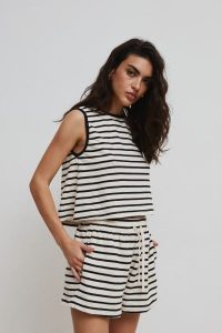 Krótki top z bawełny w paski BLACK & BEIGE - LIRAC-S/M. Brązowe topy Marsala, m, bez wzorów, z bawełny, casualowe, bez kołnierzyka, bez ramiączek. W wyprzedaży za 51,96 zł.
