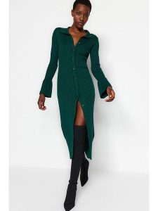 Trendyol Sukienka w kolorze zielonym rozmiar: M. Zielone sukienki Trendyol, m, bez wzorów, prążkowane, bez kołnierzyka, bez ramiączek, midi. Za 91,56 zł.