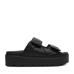 Klapki DeeZee. Czarne klapki DeeZee, bez wzorów, bez obcasa. Za 149,99 zł.