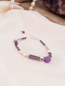 Pierres de Jade Bransoletka z perłami i ametystami rozmiar: onesize. Białe bransoletki Pierres de Jade, z ametystem, srebrne. Za 43,99 zł.