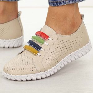 Beżowe ażurowe skórzane półbuty damskie Cambell 94334. Brązowe półbuty Cambell, na lato, w ażurowe wzory, z jeansu, z okrągłym noskiem, bez obcasa, bez zapięcia. Za 219,00 zł.