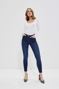 Jeansy skinny push up granatowe. Niebieskie jeansy MOODO, bez wzorów, z bawełny, długie. W wyprzedaży za 51,99 zł.