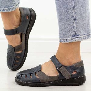 Granatowe zakryte sandały damskie Unisoft 9955. Niebieskie sandały Jezzi, bez wzorów, ze skóry, z okrągłym noskiem, bez obcasa, na płaskiej podeszwie, bez zapięcia. Za 149,00 zł.