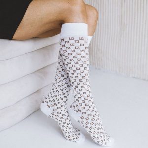 Białe podkolanówki damskie 208 fashion gg. Białe skarpetki Milena, bez wzorów, z bawełny. Za 18,90 zł.