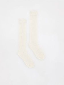 Ażurowe skarpetki - złamana biel. Skarpetki Reserved, w ażurowe wzory. W wyprzedaży za 22,99 zł.