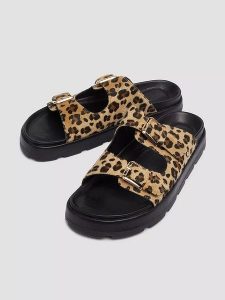 S.Oliver Klapki w kolorze jasnobrązowo-beżowo-czarnym rozmiar: 41. Brązowe klapki s.Oliver, bez wzorów, z otwartym noskiem, bez obcasa. Za 140,53 zł.