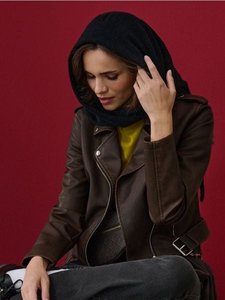 Apaszka wiązana - czarny. Czarne apaszki i chusty Sinsay, bez wzorów. W wyprzedaży za 27,99 zł.