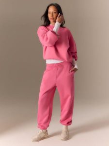 4F Spodnie dresowe joggery damskie - różowe XS. Czerwone spodnie dresowe 4f, xs, bez wzorów, z dresówki. Za 139,99 zł.