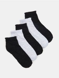 Skarpety ze strukturalnej dzianiny 5 pack - wielobarwny. Skarpetki Sinsay, bez wzorów, z dzianiny. Za 15,99 zł.