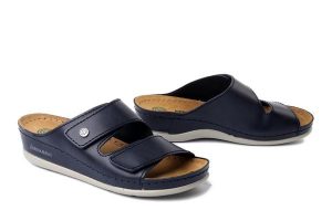 DR. BRINKMANN 700777-05 blau, klapki damskie. Niebieskie klapki Dr. Brinkmann, bez wzorów, ze skóry, bez obcasa. Za 229,90 zł.