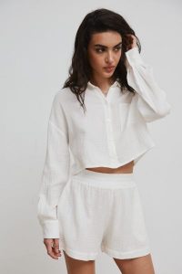 Krótka koszula z muślinu w kolorze ECRU - PORTELA-M/L. Koszule Marsala, l, bez wzorów, z bawełny, bez kołnierzyka, bez ramiączek. Za 169,90 zł.