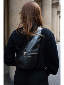 Victor & Hugo Paris Skórzana saszetka "Balt" w kolorze czarnym - 35 x 30 x 10 cm rozmiar: onesize. Czarne nerki i saszetki Victor & Hugo Paris, bez wzorów, z materiału. Za 304,99 zł.